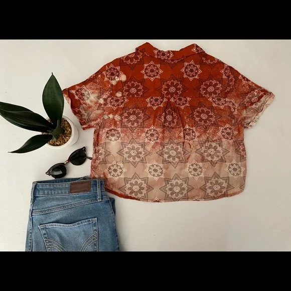 S- Floral Bleached Button Down crop top - Picture 5 of 5